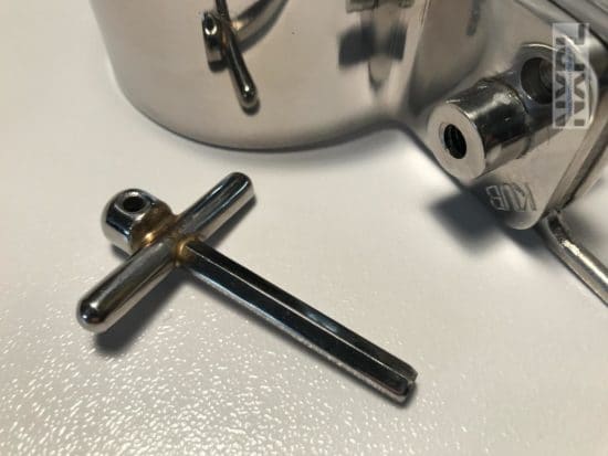 Test des menottes jointes en acier de la marque Kub - NXPL