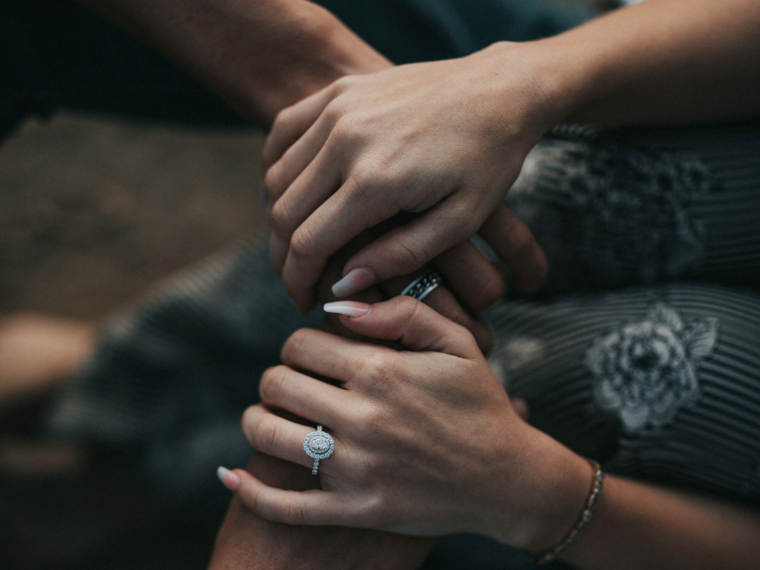 Notre vie sexuelle face au cancer - image d'un couple se serrant les mains